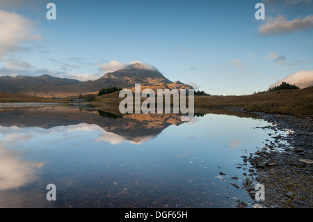 Sgurr Dubh spiegelt sich in Loch Clair, Glen Torridon, Wester Ross, Schottisches Hochland, Schottland Stockfoto