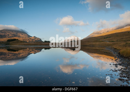 Reflexionen im Loch Clair, Glen Torridon, Wester Ross, Schottisches Hochland, Schottland Stockfoto