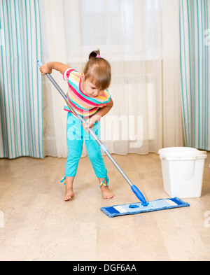 Kind Mädchen tun ihr Zimmer Reinigung Zimmer mit Mopp Stockfoto