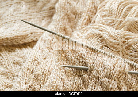 Work In Progress, strickende Nadeln und Garn stricken Stockfoto