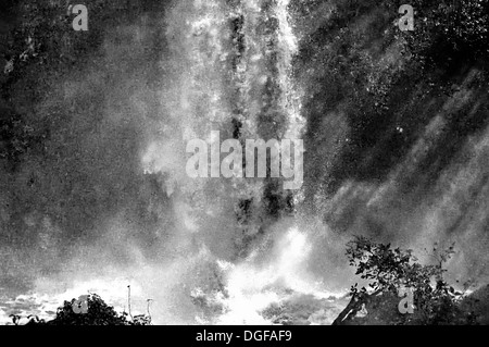 Argentinien, Iguazú Nationalpark: schwarz / weiß Bild zeigt individuelle Kaskade von Iguaçu-Wasserfälle Stockfoto