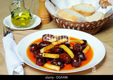 Mini-Chorizo-Würste und gechipt Kartoffeln in Olivenöl Tapas, Andalusien, Spanien, Westeuropa. Stockfoto