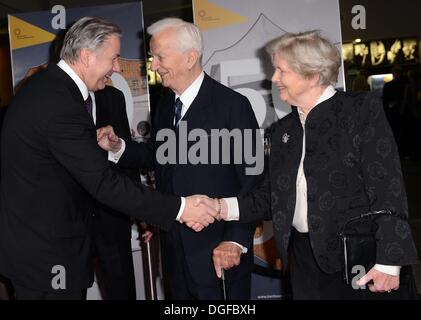 Berlin, Deutschland. 20. Oktober 2013. Bürgermeister von Berlin Klaus Wowereit (L-R), ehemaliger Bundespräsident Richard von Weizsaecker und seine Frau Marianne an die Zeremonie anlässlich des 50. Jahrestages der Einweihung des Konzertsaals in Berlin, Deutschland, 20. Oktober 2013 teilnehmen. Foto: BRITTA PEDERSEN/Dpa/Alamy Live News Stockfoto