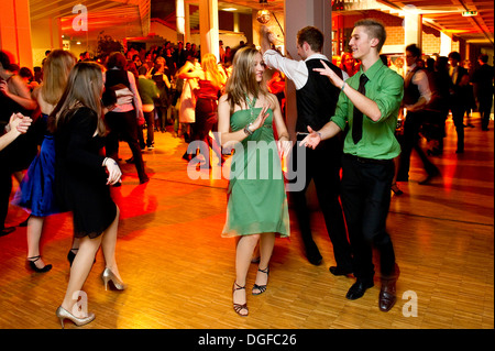 Junge Paare tanzen auf dem Abschlussball der Tanzschule, Deutschland Stockfoto