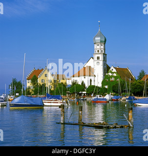 Schloss und Pfarrkirche St. Georgskirche, Bodensee, Wasserburg - Bodensee, Schwaben, Bayern, Deutschland Stockfoto