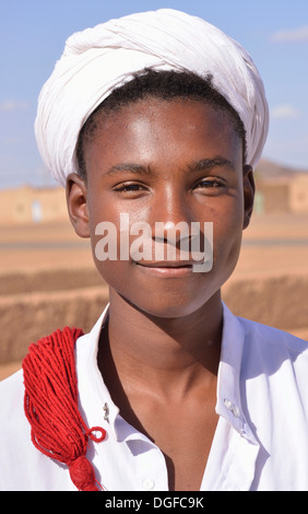 Gnaoua-Musiker mit einem Turban, Merzouga, Meknès-Tafilalet Region, Marokko Stockfoto