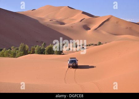 Auto fahren in den Dünen, große Sandmeer, Sahara, Merzouga, Region Meknès-Tafilalet, Marokko Stockfoto