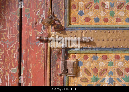 Eingangstür der Zaouia, Mausoleum in der Madrasa, Tamegroute, Souss-Massa-Draâ Region, Marokko Stockfoto