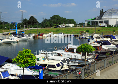 D-Oberhausen, Ruhrgebiet, Niederrhein, Rheinland, Nordrhein Westfalen, NRW, D-Oberhausen-Neue Mitte, Heinz Schleusser Marina, Handwerk Yachthafen am Rhein-Herne-Kanal, Motorboote Stockfoto