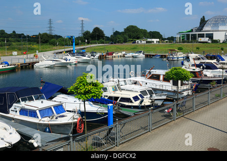 D-Oberhausen, Ruhrgebiet, Niederrhein, Rheinland, Nordrhein Westfalen, NRW, D-Oberhausen-Neue Mitte, Heinz Schleusser Marina, Handwerk Yachthafen am Rhein-Herne-Kanal, Motorboote Stockfoto