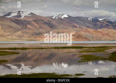 Tso Moriri, mit schneebedeckten Bergen reflektiert in den See, Tsomoriri Wetland Conservation Reserve, Jammu und Kaschmir, Indien Stockfoto