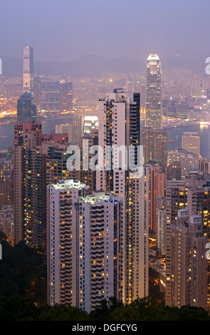 Hochhäuser am Dusk, Kowloon-Viertel am Rücken, Victoria Harbour, Hong Kong, Hong Kong, China, Volksrepublik China Stockfoto