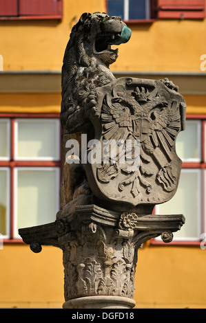 Löwe Skulptur, einen Schild mit dem doppelköpfigen Adler am Loewenbrunnen, Lion es Brunnen, Dinkelsbühl, Middle Franconia Stockfoto