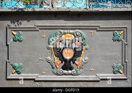 Doppelköpfige Reichsadler und das Wappen von Dinkelsbühl, am Loewenbrunnen, Löwenbrunnen, Dinkelsbühl Stockfoto