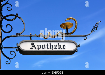 Hängende Zeichen des St. George Apotheke Apotheke vor blauem Himmel, Dinkelsbühl, Middle Franconia, Bayern, Deutschland Stockfoto