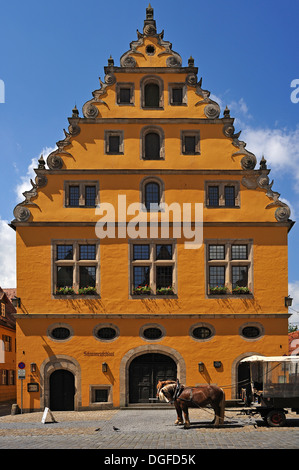 Ehemaligen städtischen Kornspeicher mit einem steilen Satteldach und barocken voluted Giebel, frühen 17. Jahrhundert, im Vordergrund einer Pferdekutsche Stockfoto