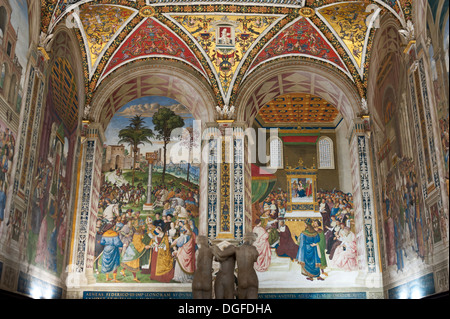 Historische Gemälde und Fresken in der Piccolomini-Bibliothek, Cattedrale di Santa Maria Assunta, Dom von Siena, Siena, Toskana Stockfoto