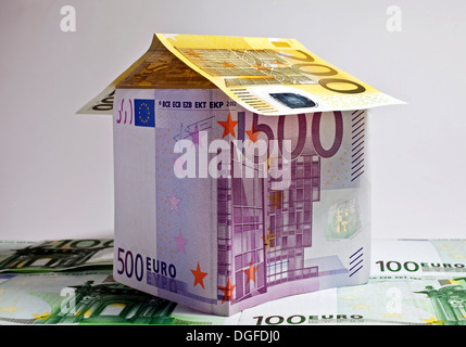 Haus von Euro-Banknoten, symbolisches Bild für Bau, Finanzierung, Deutschland Stockfoto