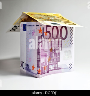 Haus von Euro-Banknoten, symbolisches Bild für Bau, Finanzierung, Deutschland Stockfoto