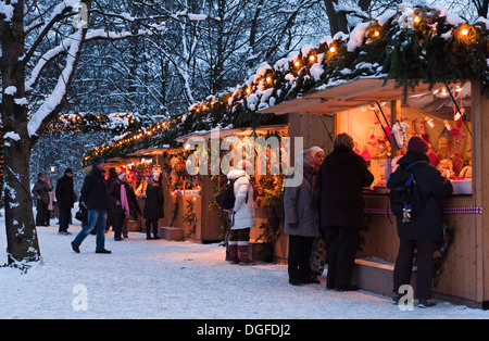 Menschen, die ein Spaziergang durch den Weihnachtsmarkt in der englischen Garten, München, Upper Bavaria, Bavaria, Germany Stockfoto
