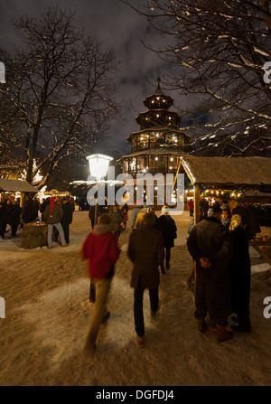 Menschen, die einem Bummel über den Weihnachtsmarkt am chinesischen Turm in den englischen Garten, München, Bayern, Oberbayern Stockfoto