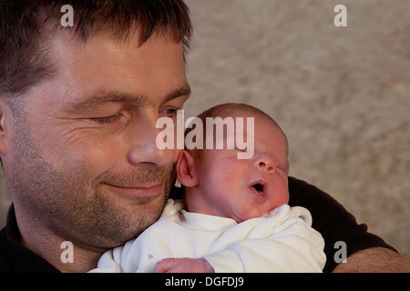 Stolzer Vater hielt seinem neugeborenen Jungen in seinen Armen, Deutschland Stockfoto