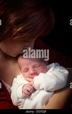 Mutter hält ihr Baby junge, 11 Tage, Deutschland Stockfoto