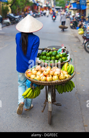 Typische Straße Verkäufer in Hanoi, Vietnam Stockfoto