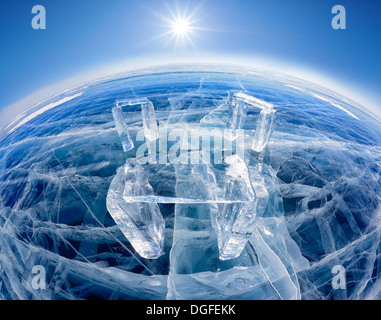 Weitwinkel-Aufnahme des Icehange - Stonehenge, die aus Eis am Baikalsee in Sineria unter der Wintersonne Stockfoto