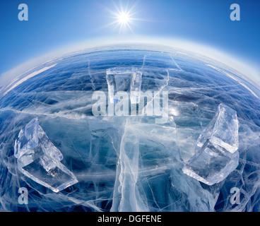 Weitwinkel-Aufnahme des Icehange - Stonehenge, die aus Eis am Baikalsee in Sineria unter der Wintersonne Stockfoto