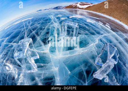Weitwinkel-Aufnahme des Icehange - Stonehenge, die aus Eis am Baikalsee in Sineria Stockfoto