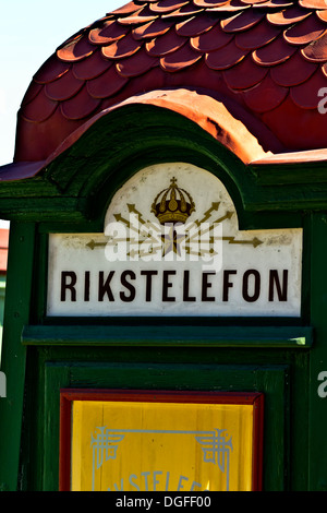 Alte schwedische Telefonzelle. Grün mit einem Schild "Rikstelefon" Stockfoto