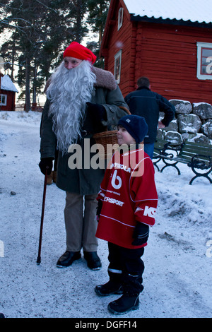 Junge mit der alten Santa Claus Stockfoto