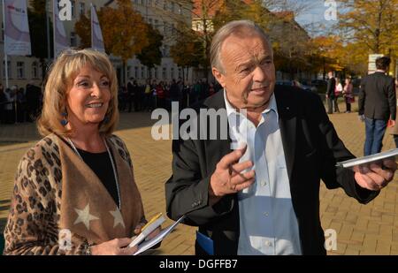 Leipzig, Deutschland. 19. Oktober 2013. Die Schauspieler Uta Schorn und Dieter Bellmann öffnen die Fan-Festival der ARD-TV-Serie "In Aller Freundschaft", sein 15-jähriges Jubiläum in Leipzig, Deutschland, 19. Oktober 2013 zu markieren. Foto: Hendrik Schmidt/Dpa/Alamy Live News Stockfoto