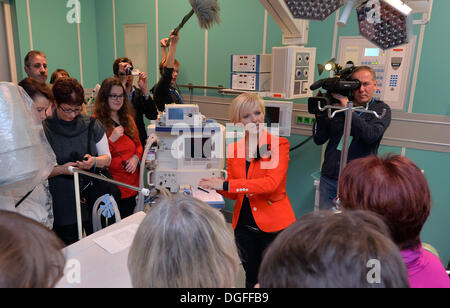 Leipzig, Deutschland. 19. Oktober 2013. Actress Andrea Kathrin Loewig (C) besucht die Fan-Festival der ARD-TV-Serie "In Aller Freundschaft", sein 15-jähriges Jubiläum in Leipzig, Deutschland, 19. Oktober 2013 zu markieren. Foto: Hendrik Schmidt/Dpa/Alamy Live News Stockfoto