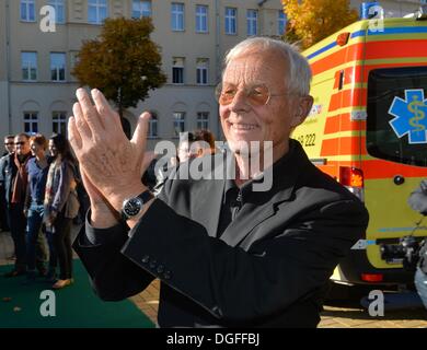 Leipzig, Deutschland. 19. Oktober 2013. Schauspieler Rolf Becker besucht die Fan-Festival der ARD-TV-Serie "In Aller Freundschaft", sein 15-jähriges Jubiläum in Leipzig, Deutschland, 19. Oktober 2013 zu markieren. Foto: Hendrik Schmidt/Dpa/Alamy Live News Stockfoto