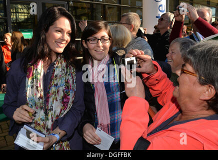 Leipzig, Deutschland. 19. Oktober 2013. Schauspielerin Cheryl Shepard (L) besucht die Fan-Festival der ARD-TV-Serie "In Aller Freundschaft", sein 15-jähriges Jubiläum in Leipzig, Deutschland, 19. Oktober 2013 zu markieren. Foto: Hendrik Schmidt/Dpa/Alamy Live News Stockfoto