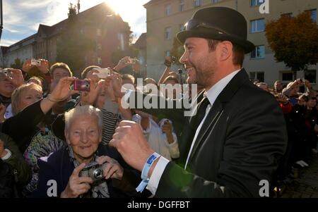 Leipzig, Deutschland. 19. Oktober 2013. Actor Thomas Koch (R) besucht die Fan-Festival der ARD-TV-Serie "In Aller Freundschaft", sein 15-jähriges Jubiläum in Leipzig, Deutschland, 19. Oktober 2013 zu markieren. Foto: Hendrik Schmidt/Dpa/Alamy Live News Stockfoto