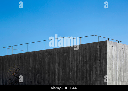 Haus in Aldeia Juso, Aldeia do Juso, Portugal. Architekt: ARX Arquitectos, 2011. Konkrete Fassade und Dach Balustrade. Stockfoto