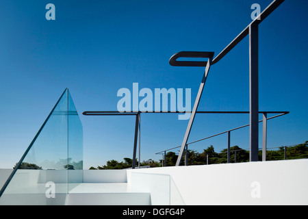 Haus in Aldeia Juso, Aldeia do Juso, Portugal. Architekt: ARX Arquitectos, 2011. Detail der Balustrade auf der Dachterrasse. Stockfoto