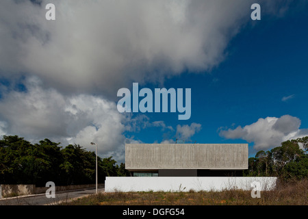 Haus in Aldeia Juso, Aldeia do Juso, Portugal. Architekt: ARX Arquitectos, 2011. Gesamte Höhe in Zusammenhang. Stockfoto