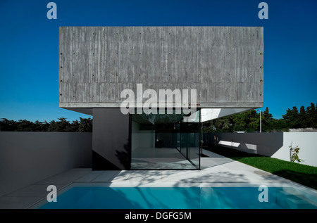 Haus in Aldeia Juso, Aldeia do Juso, Portugal. Architekt: ARX Arquitectos, 2011. Betonfassade Höhe mit Pool. Stockfoto