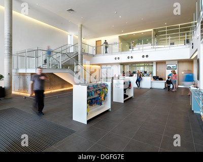 Splashpoint Leisure Centre, Worthing, Großbritannien. Architekt: Wilkinson Eyre Architects, 2013. Öffentliche Eingangshalle. Stockfoto