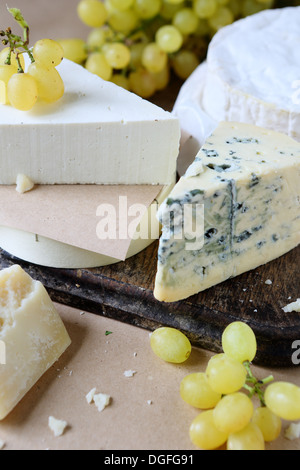 verschiedene Stücke Käse und Trauben essen Nahaufnahme Stockfoto