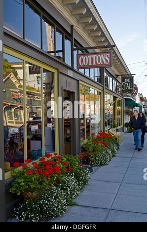 Menschen zu Fuß durch die hübschen Geschäfte auf der Hauptstraße in der Stadt La Conner, Washington USA. Stockfoto