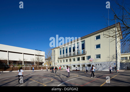 Francisco de Arruda School, Lissabon, Portugal. Architekt: José Neves, 2013. Gesamtansicht von der Terrasse. Stockfoto