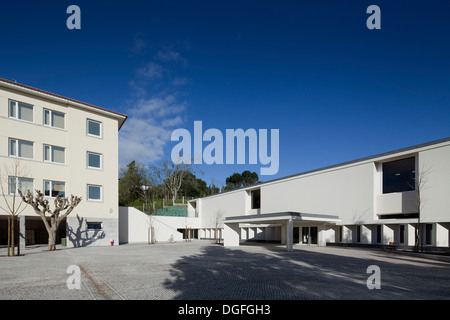 Francisco de Arruda School, Lissabon, Portugal. Architekt: José Neves, 2013. Gesamtansicht der Haupthof - Eingang der Schule. Stockfoto