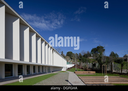 Francisco de Arruda School, Lissabon, Portugal. Architekt: José Neves, 2013. Gesamtansicht der Ostfassade. Stockfoto