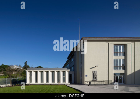 Francisco de Arruda School, Lissabon, Portugal. Architekt: José Neves, 2013. Gesamtansicht - Verhältnis zwischen alten und neuen Gebäude. Stockfoto