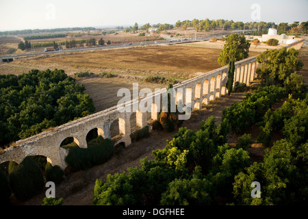 Eine Luftaufnahme der Aquädukt in der Nähe von Lohamei Hagetaot Stockfoto